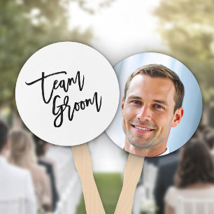 おしゃれなブラックブラシのスクリプトで「Team Groom」とデザインされたチーム新郎用ハンドファ ハンドファン
