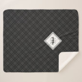 おしゃれなブラック×ホワイトタータン イニシャルをパーソナライズ シェルパブランケット (正面(横))