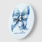 おしゃれなブルーボウ　名前のイニシャル入り ラージ壁時計 (傾斜)