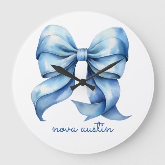 おしゃれなブルーボウ　名前のイニシャル入り ラージ壁時計 (正面)