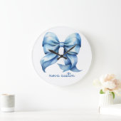 おしゃれなブルーボウ　名前のイニシャル入り ラージ壁時計 (ホーム)