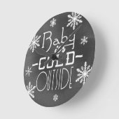 おしゃれなホリデーな黒板デザイン Baby it's Cold Outside ラウンド壁時計 (傾斜)