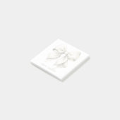 おしゃれなホワイトの蝶ネクタイ 名前のイニシャル入り ポストイット (アングル)