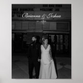 おしゃれなミニマルな名前と日付の結婚写真 ポスター (正面)