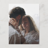 おしゃれなミニマルスクリプトの写真を使ったSave the Dateカード インビテーションポストカード (正面)