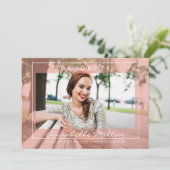 おしゃれなモダンカリグラフィー ピンクの卒業写真 招待状 (スタンド正面)