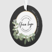 おしゃれなモダンリース 幸せなホリデー あなたのロゴ オーナメント (正面)