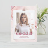 おしゃれなモダン タイポグラフィー 卒業発表 案内状 (スタンド正面)