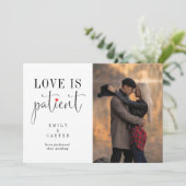 おしゃれなモダン ブラック 愛は忍耐強い タイポグラフィー写真 招待状 (スタンド正面)