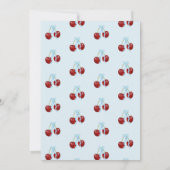 おしゃれなモダン ベビーシャワー 青いリボン 男の子 チェリー 招待状 (裏面)