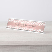 おしゃれなモダン ローズゴールド チェブロン モノグラム デスクネームプレート (正面)