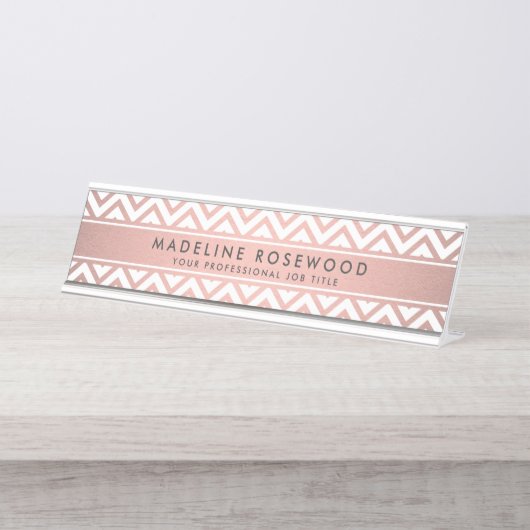 おしゃれなモダン ローズゴールド チェブロン モノグラム デスクネームプレート (正面)