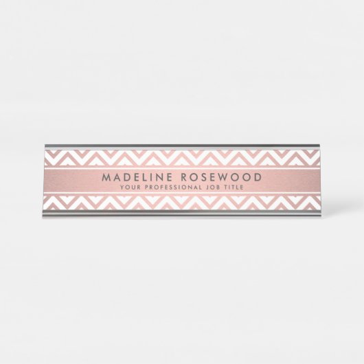 おしゃれなモダン ローズゴールド チェブロン モノグラム デスクネームプレート (正面)