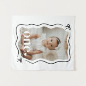 おしゃれなリボンとウェーブのボーダー写真 1歳の誕生日 タペストリー (正面(横))