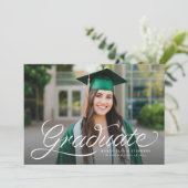 おしゃれなリボンのスクリプトで「卒業生」と書かれた、かっこいい卒業写真 招待状 (スタンド正面)