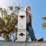 おしゃれなレトロストライプのモノグラム スケートボード<br><div class="desc">クラシックなフォントの大型タイポグラフィイニシャルと、その下に貴方のお名前、シックなレトロな虹色のストライプが特徴のミニマルなモノグラムデザイン。</div>