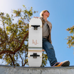 おしゃれなレトロストライプのモノグラム スケートボード