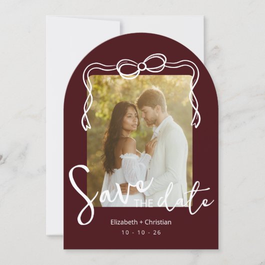 おしゃれなワインレッドのアーチ型写真付きSave the Date 招待状 (正面)