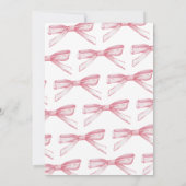 おしゃれなワンピース ピンクの蝶ネクタイ コケティー ガール 1歳の誕生日 招待状 (裏面)