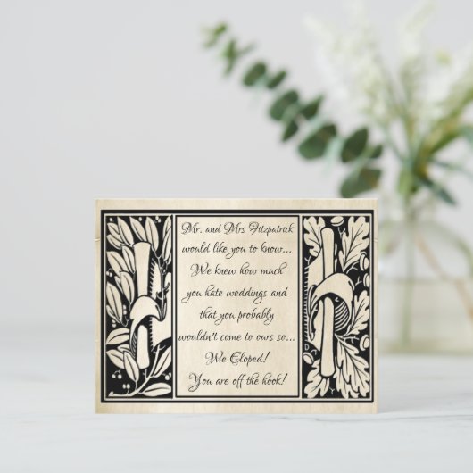 おしゃれなヴィンテージ羊皮紙ユーモア 私たちだけで結婚しました 案内ポストカード (スタンド正面)