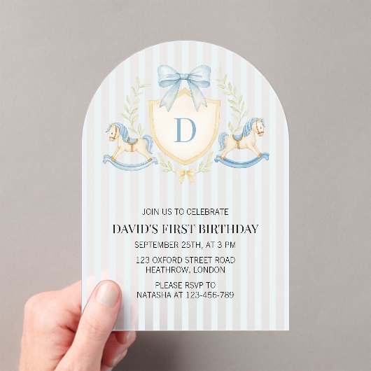 おしゃれな一歳の誕生日を迎える少年のロッキングホース アクリル招待状 (インサイチュ (ポータブル))