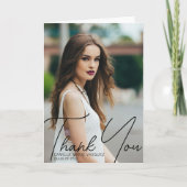 おしゃれな卒業写真トレンドのブラックスクリプトオーバーレイ サンキューカード (正面)