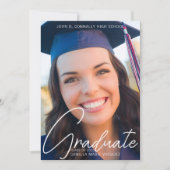 おしゃれな卒業写真 白い手書きスクリプトオーバーレイ 案内状 (正面)