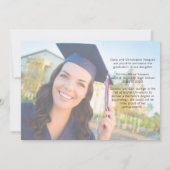 おしゃれな卒業写真 白い手書きスクリプトオーバーレイ 案内状 (裏面)