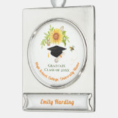 おしゃれな卒業帽と花の装飾 シルバープレートバナーオーナメント (左)