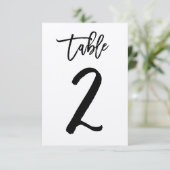 おしゃれな手書きアルファベットのクラフト紙テーブルナンバーカード | テーブル2 招待状 (スタンド正面)