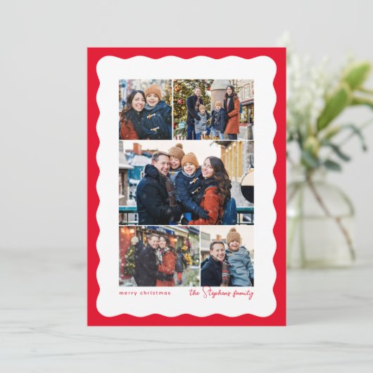 おしゃれな波型の縁取りが特徴の、シンプルな赤いクリスマス写真カードセット(5枚の写真付き) シーズンカード (スタンド正面)