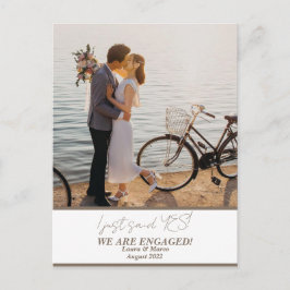 おしゃれな現代の婚約カップル写真 案内ポストカード