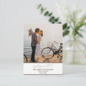 おしゃれな現代の婚約カップル写真 案内ポストカード (スタンド正面)