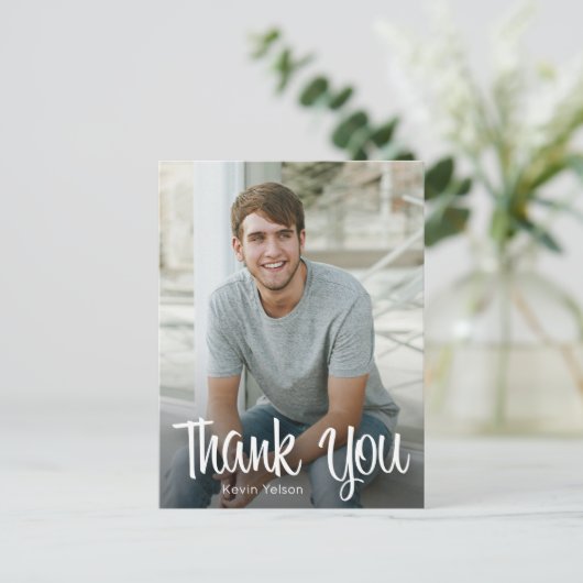 おしゃれな白いスクリプトの感謝の写真 卒業 ポストカード (スタンド正面)