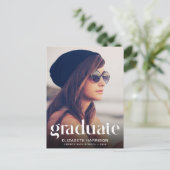 おしゃれな白のタイポグラフィー写真 卒業のお知らせ 案内ポストカード (スタンド正面)