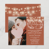 おしゃれな紐ランプと手描きの花のガーランドが特徴の、テラコッタのウェディングテーマの招待状。お二人の (正面/裏面)