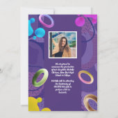 おしゃれな紫の卒業発表をパーソナライズ 招待状 (裏面)