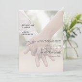 おしゃれな結婚式の招待状　手の写真 招待状 (スタンド正面)