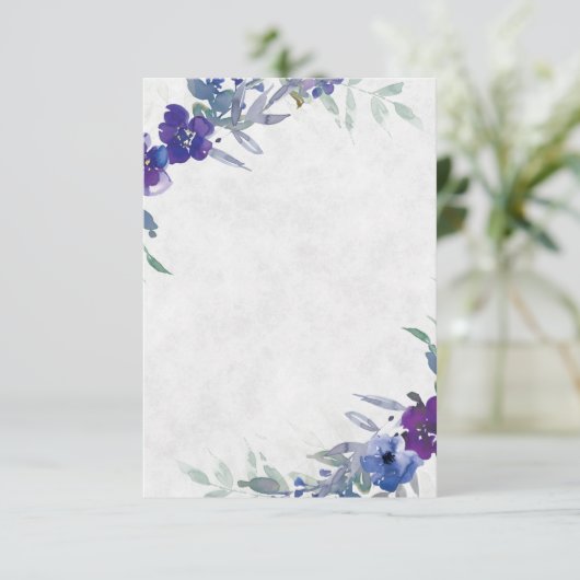 おしゃれな結婚式の無料予算 紫と青の花のウェディング 招待状 (スタンド正面)