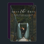 おしゃれな縦型写真カード「Save the date」 セーブザデート<br><div class="desc">シンプルでエレガントなタイポグラフィが特徴の「Save the date」カードで、縦向きの写真1枚を採用したクラシックなデザインです。写真の上部に白い文字が配置され、視認性を高めるために暗色フィルターが追加されています。裏面は深い紫色の斑点模様ですが、"カスタマイズ"をクリックすることで色を変更できます。</div>