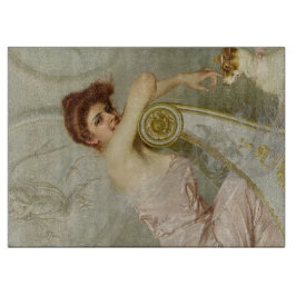 おしゃれな美しい女性が子犬をなでながら カッティングボード