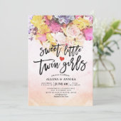 おしゃれな花のベビーシャワー　かわいい双子の女の子 招待状 (スタンド正面)