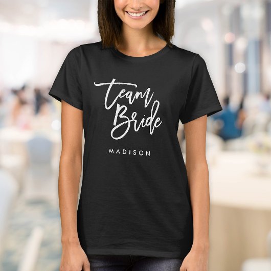 おしゃれな花嫁チームのホワイトスクリプト筆記体 Tシャツ