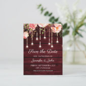 おしゃれな花柄のマルーン色の木製のウェディング・セーブ・ザ・デート 案内ポストカード (スタンド正面)