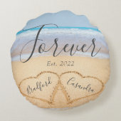 おしゃれな薄い青いビーチのハートの砂のカップル ラウンドクッション (裏面)