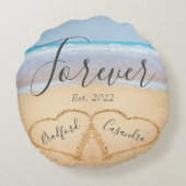 おしゃれな薄い青いビーチ カップル ハート サンド ラウンドクッション (裏面)