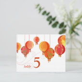 おしゃれな赤いランタン 白い結婚式のテーブルナンバー ポストカード (スタンド正面)