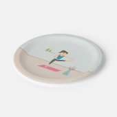 おしゃれな部屋でヨガを練習する美しい女性 ペーパープレート (アングル)