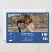 おしゃれな青のミニマルなイニシャル1枚の結婚式写真 招待状 (正面)