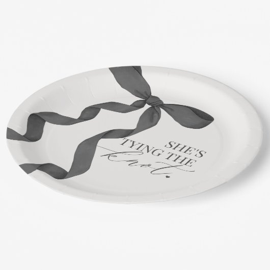 おしゃれな黒いリボンの結婚前お祝いデコレーション ペーパープレート (アングル)